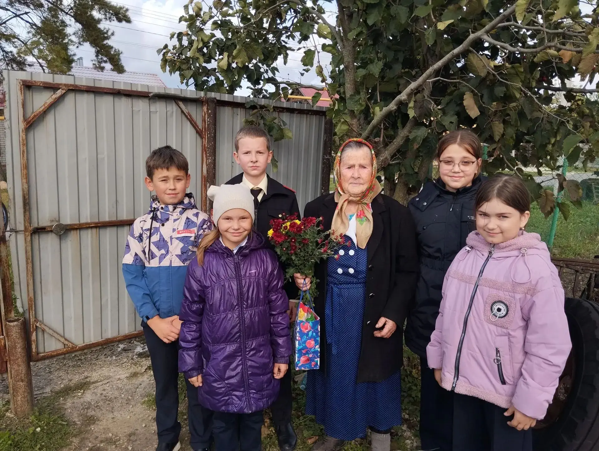 🗓️В День пожилого человека ребята поздравили труженицу тыла Елизавету Матвеевну Сальни...