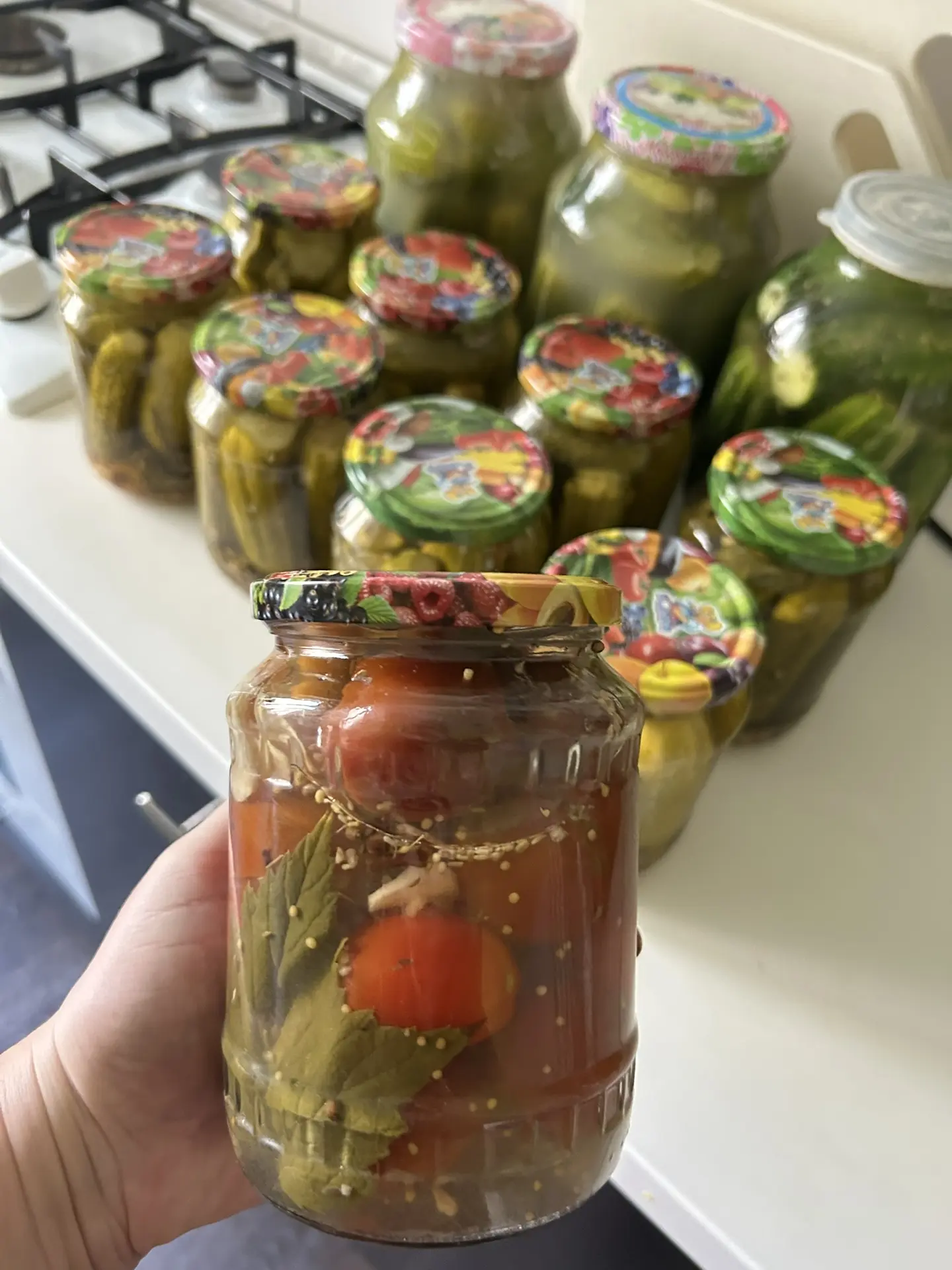 Вчера ещё на ночь глядя баночку помидоров закрыла😊 Сливки негритянского сорта, поэтому помидоры в б