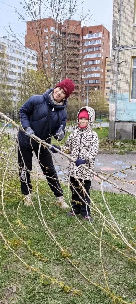 Сегодня на территории нашего детского сада прошёл субботник! Мы объединились, чтобы при...