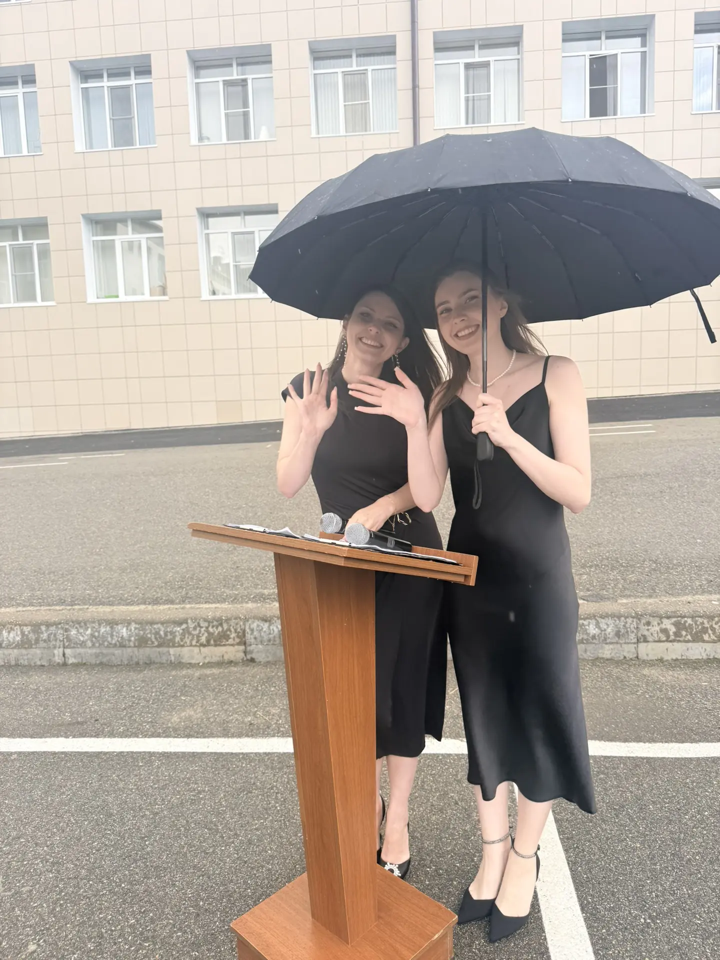 🎓 **Первый официальный документ об образовании в руках!** 🎓

26 июня в гимназии  произошло невероя
