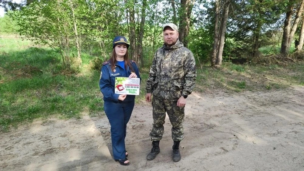 Сотрудники Кичменгско-Городецкого государственного лесничества проводят работу с населением по профи
