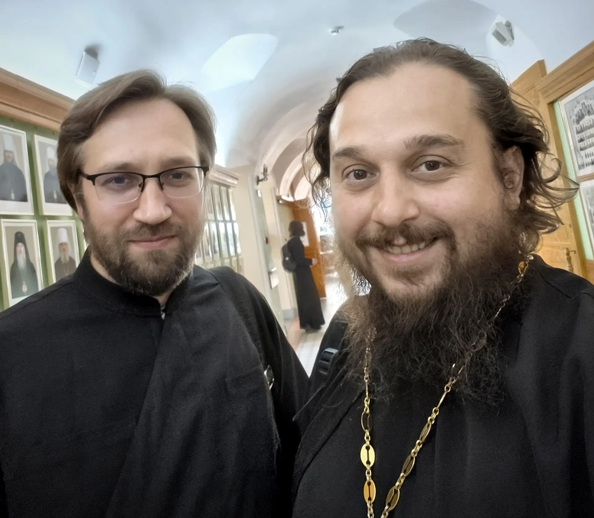 Заходишь, значит, в родную Академию. Поностальгировать, так сказать. Видишь знакомые лики. 

А этот 