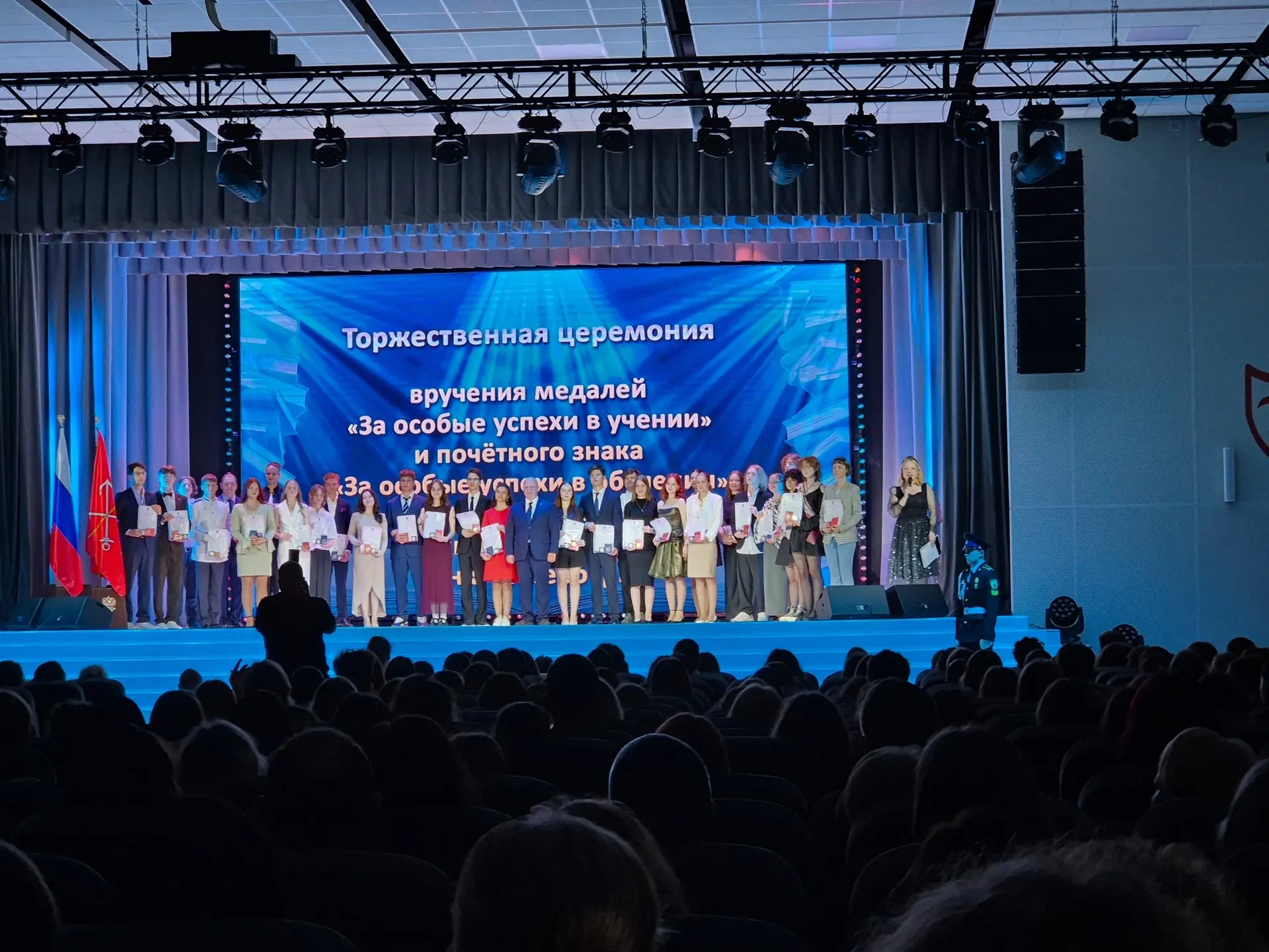 ✨Сегодня в Калининском районе чествовали лучших выпускников района. В торжественной обстановке глава