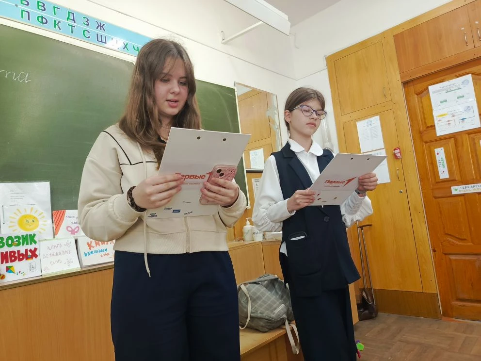 Самолёт будущего  Советник директора совместно с активистами Движения Первых, которые также являются