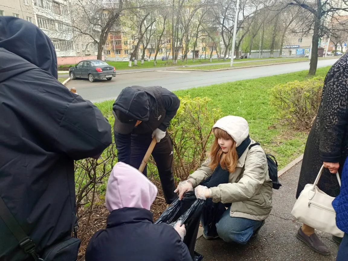 🧩🧹25 апреля наша школа приняла активное участие в общегоррдском субботнике.       Взяв все самое нео