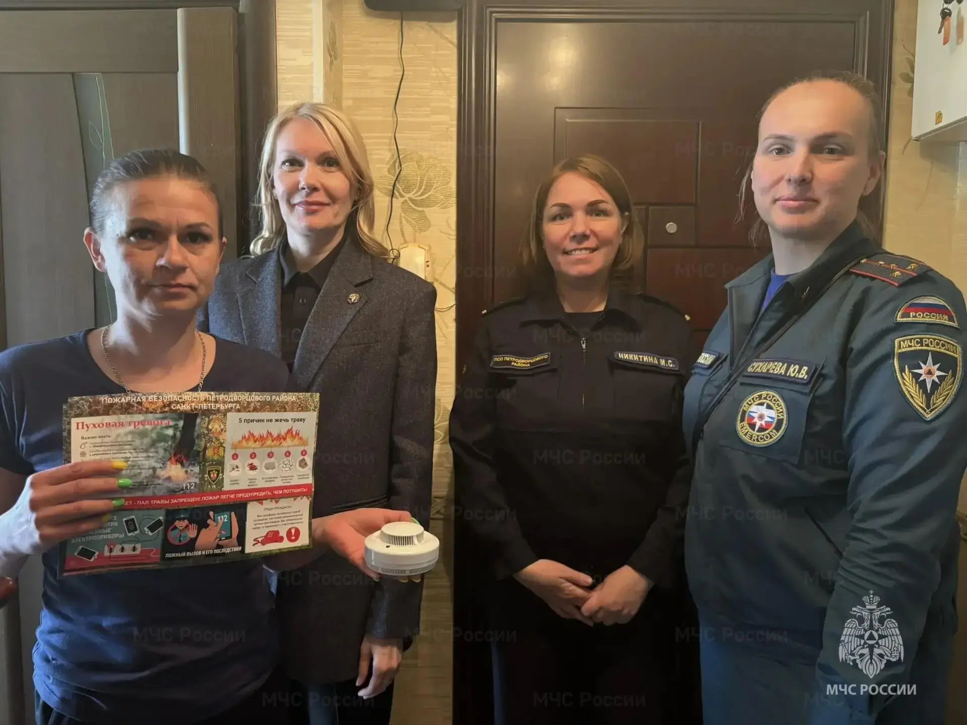 ✅Пожарный извещатель - в каждый дом! 

Сотрудники #МЧС_Петербурга продолжают работу по установке авт
