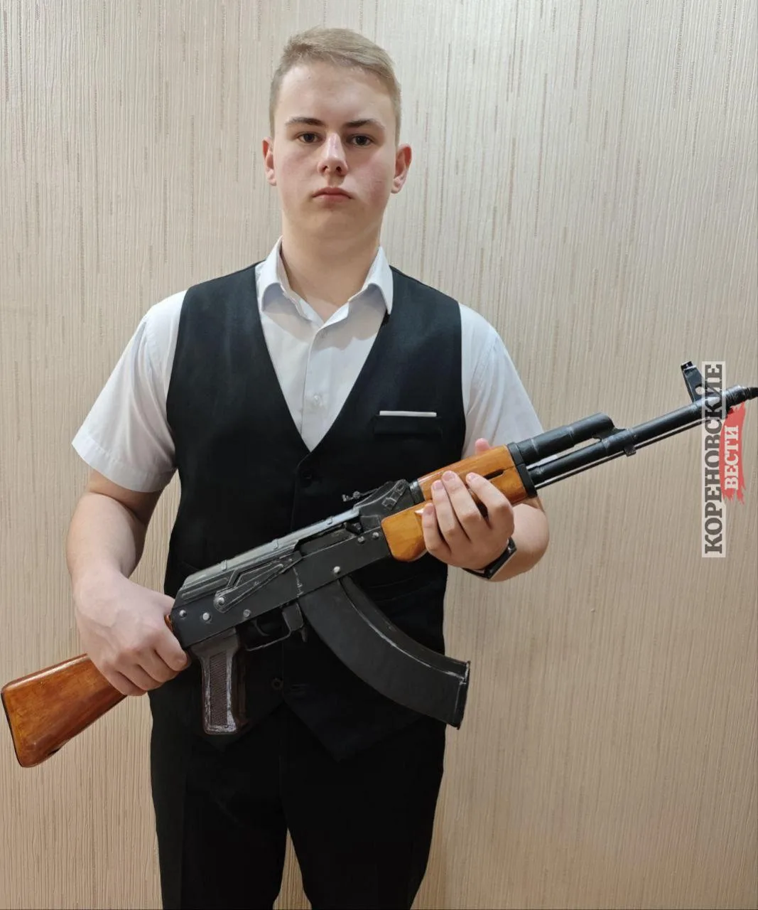 С виду - обычный шестнадцатилетний парень: учится в общеобразовательной школе и также, как многие ег