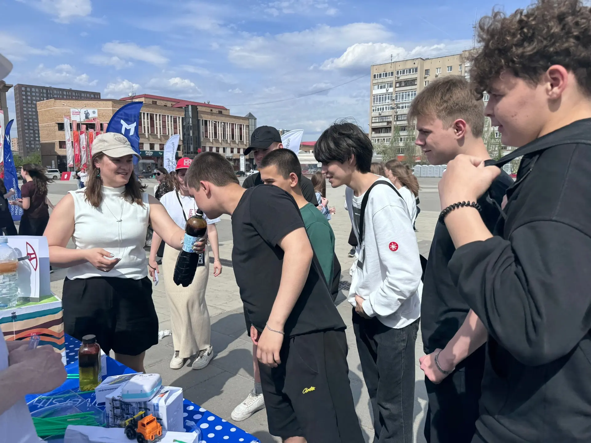 15 мая учащиеся 9 «А» и 9 «Д» классов совершили увлекательную поездку на площадь 400-летия Тюмени, г