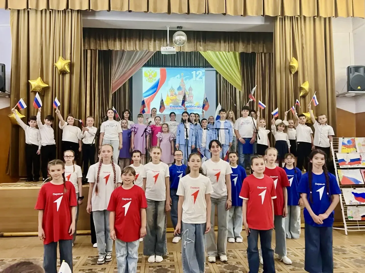 1️⃣1️⃣ июня в ДДТ🌈🏡 отметили День России🇷🇺 праздничным концертом "Прекрасней всех на свете Родин