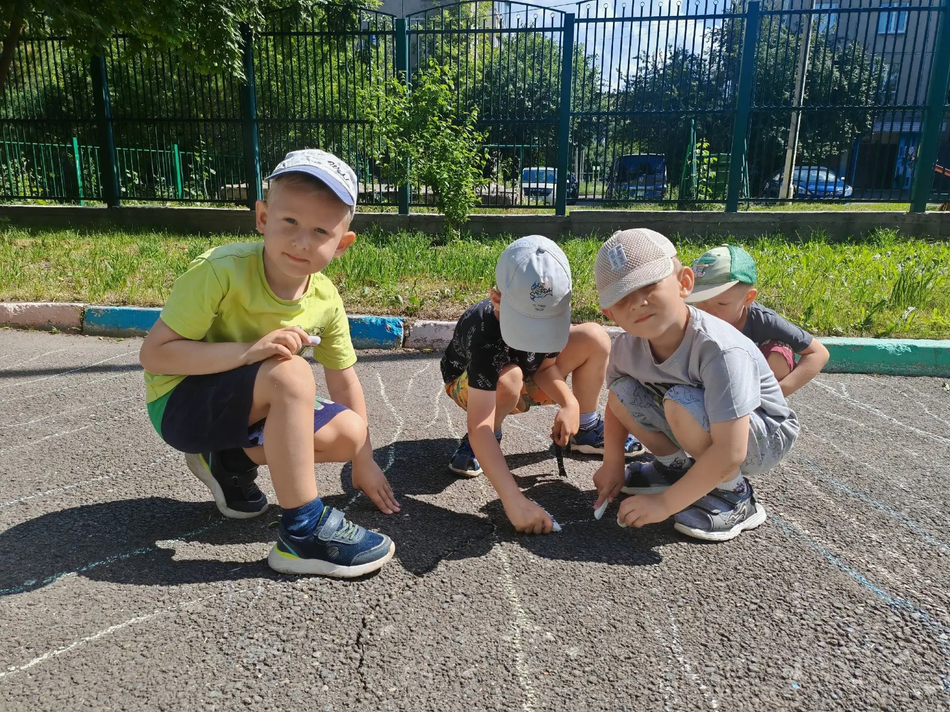 Солнечное творчество на асфальте! 
Сегодня наши ребята из группы "Карусель" и " Капитошки" превратил