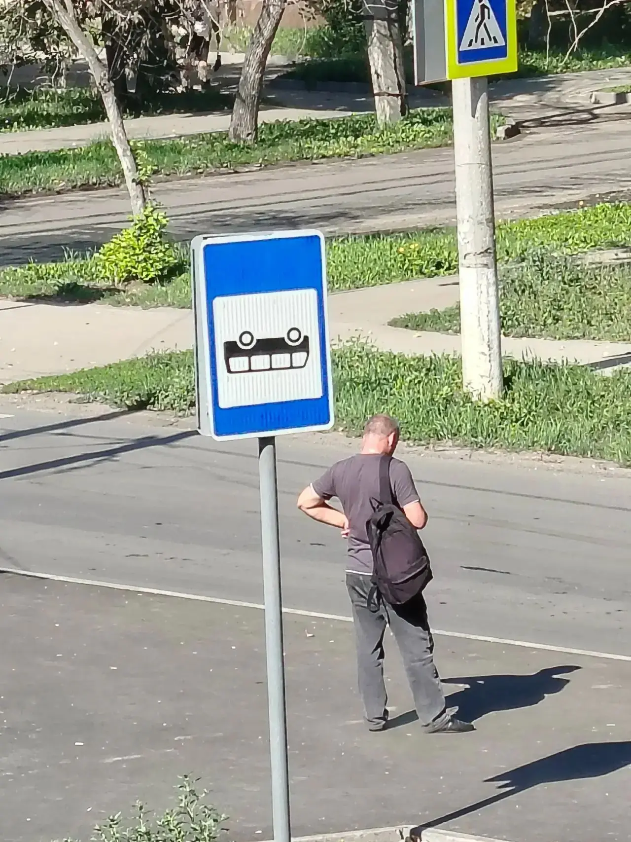 "Австралийский" знак на остановке Молодежный переулок не торопятся исправлять.