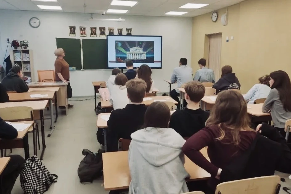 В мире искусства🎭  📌Утро понедельника по доброй традиции началось с торжественной линейки, церемонии