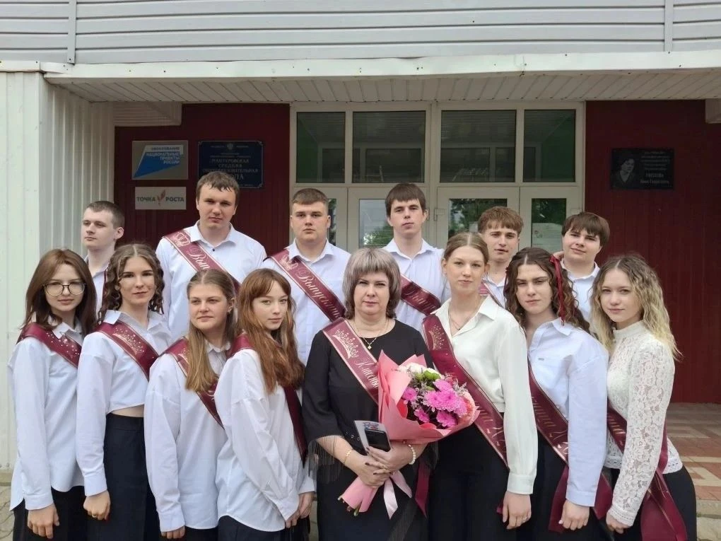 В Мантуровском районе прозвенели последние звонки🔔В Мантуровском районе прошли торжественные меропр