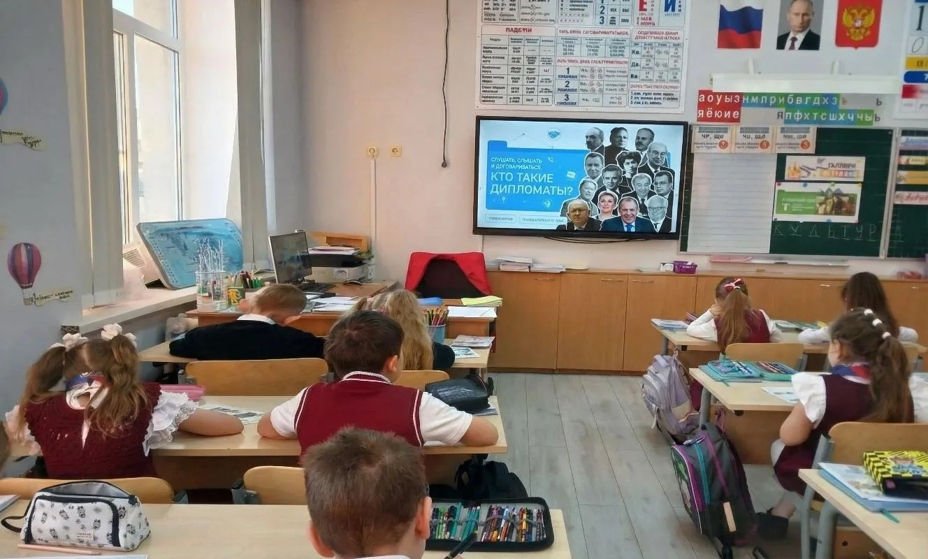 🇷🇺Утро понедельника 09.02.2026г. в школе традиционно началось с торжественной линейки, церемонии вын