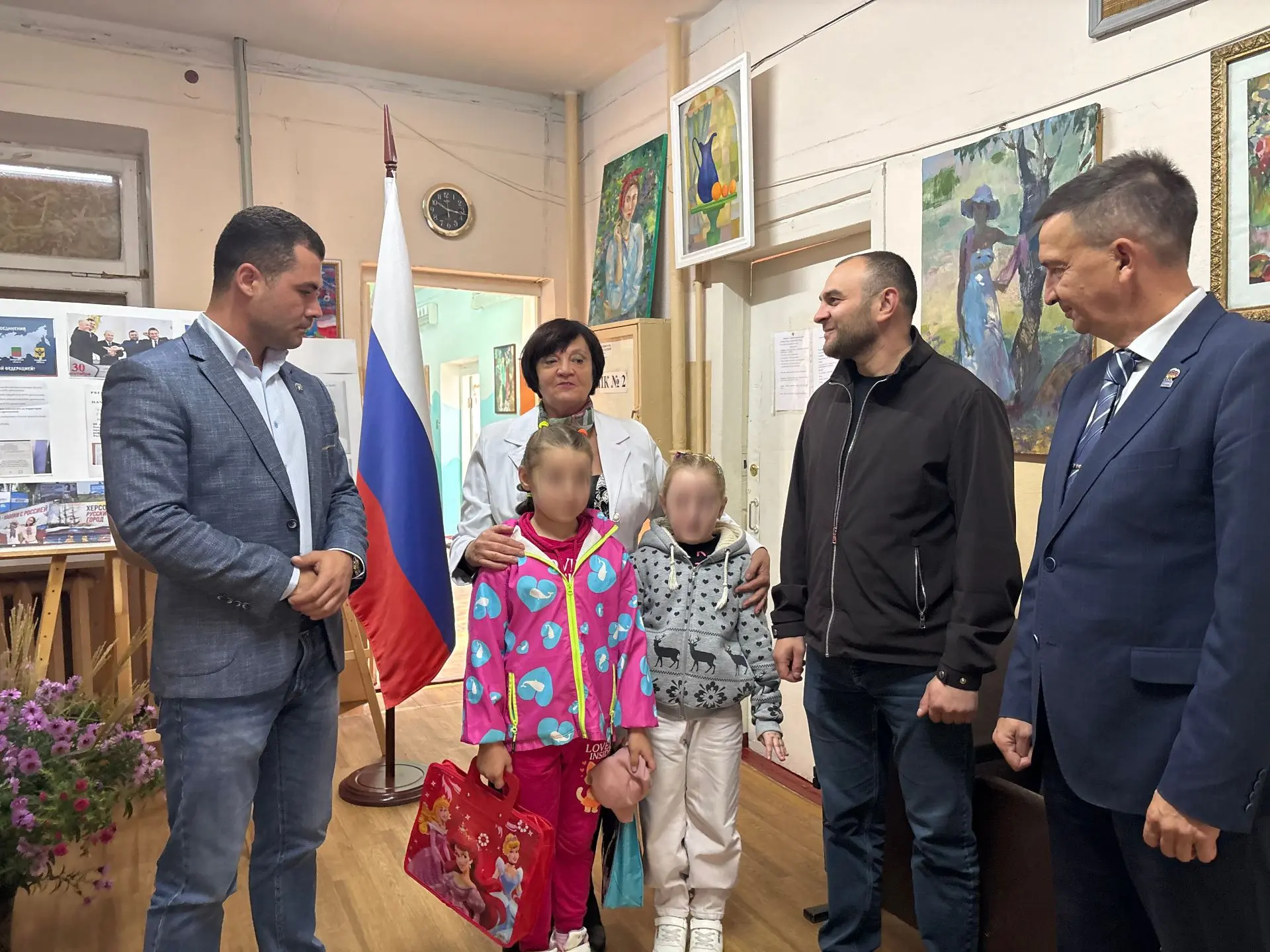 После памятных мероприятий заехали в Новокаховскую детскую школу искусств и Центральную...