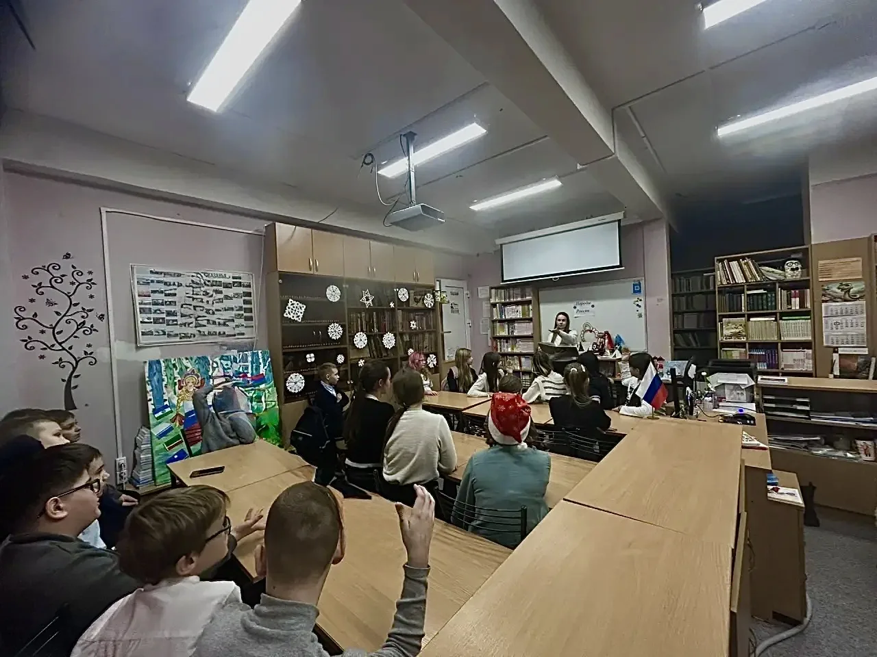 Сегодня 5 в класс совместно с библиотекарем школы посмотрели фрагмент документально фильма «Вызываю 