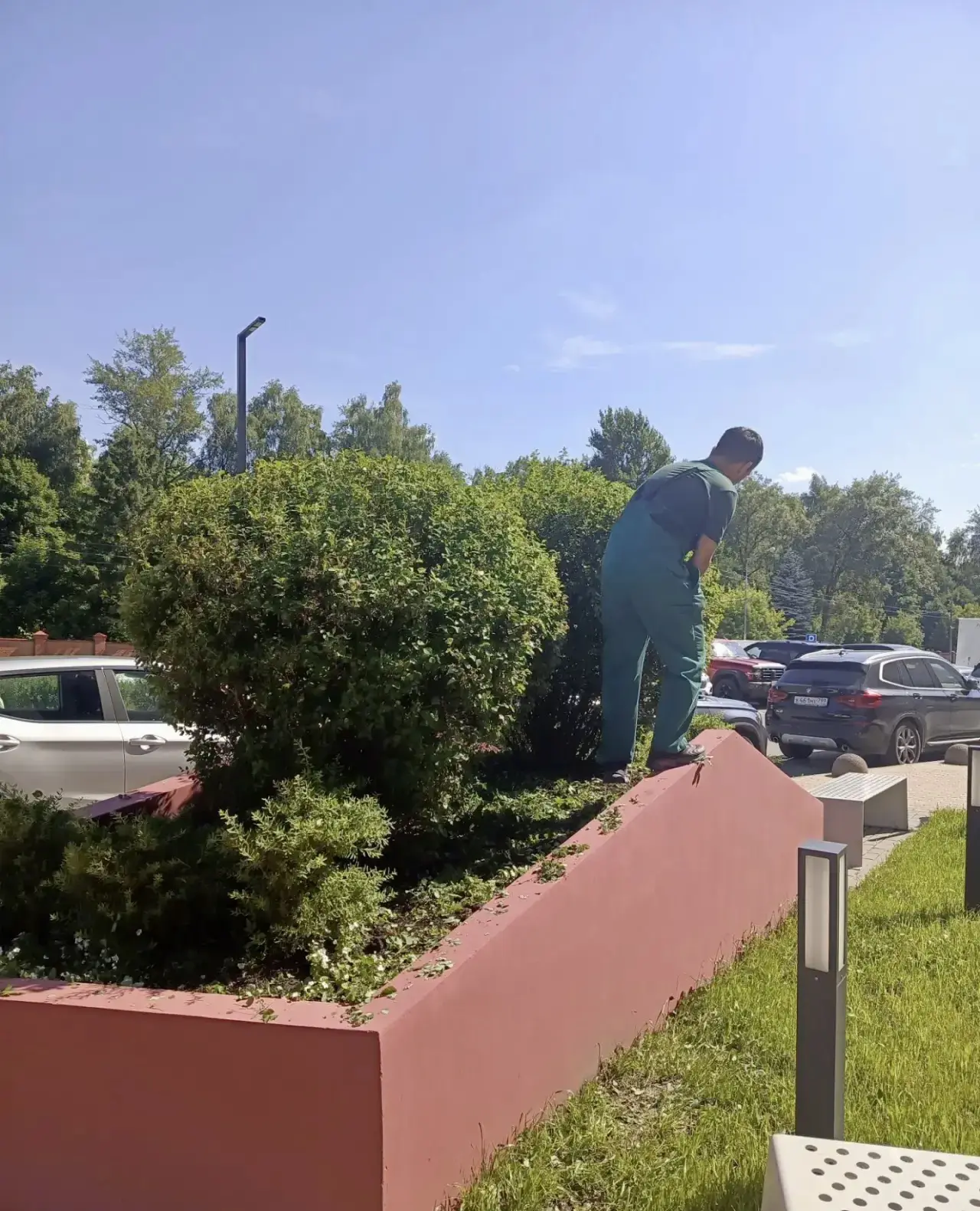 Благоустройство территории жилого комплекса: ♻️🌳стрижка зеленых насаждений.

С уважением, ваша УК «