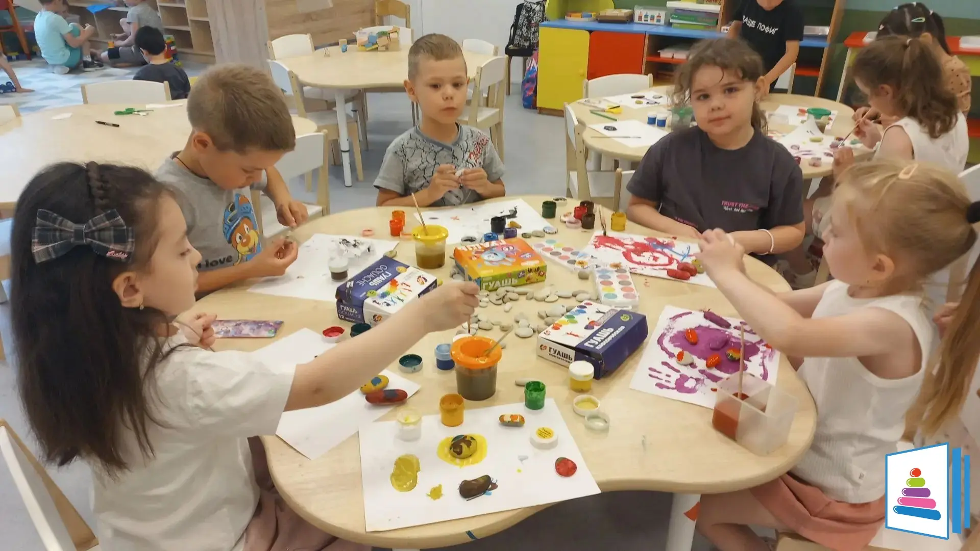 🧑‍🎨Сегодня наши юные художники из старшей группы превращали серые камни в целую вселенную! Никаких