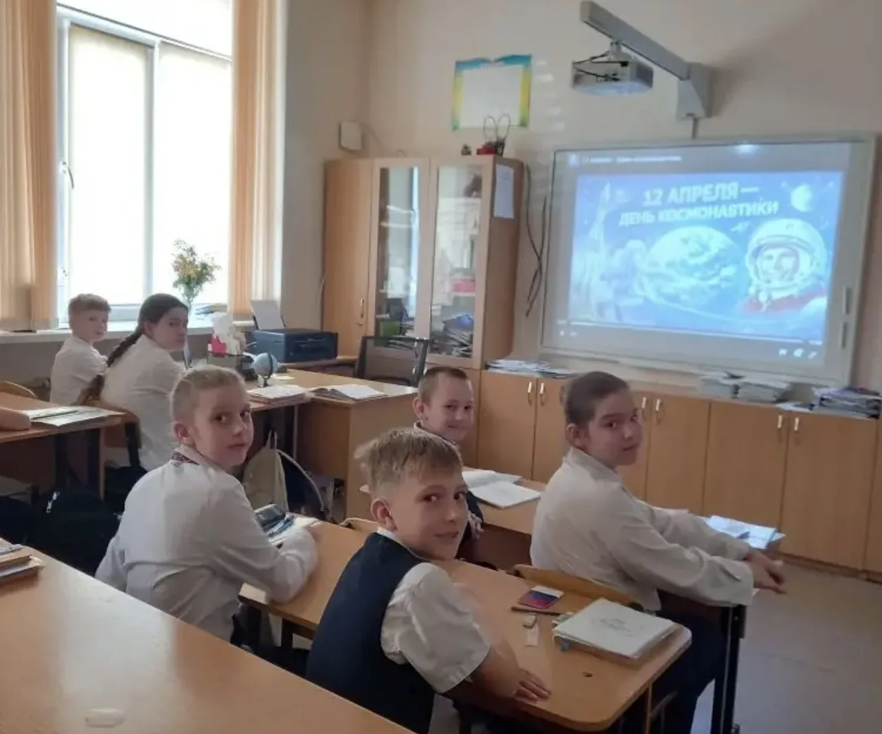 🪐В МБОУ «Школа-лицей» №3 им.А.С. Макаренко» прошли классные часы «12 апреля - День космонавтики», по