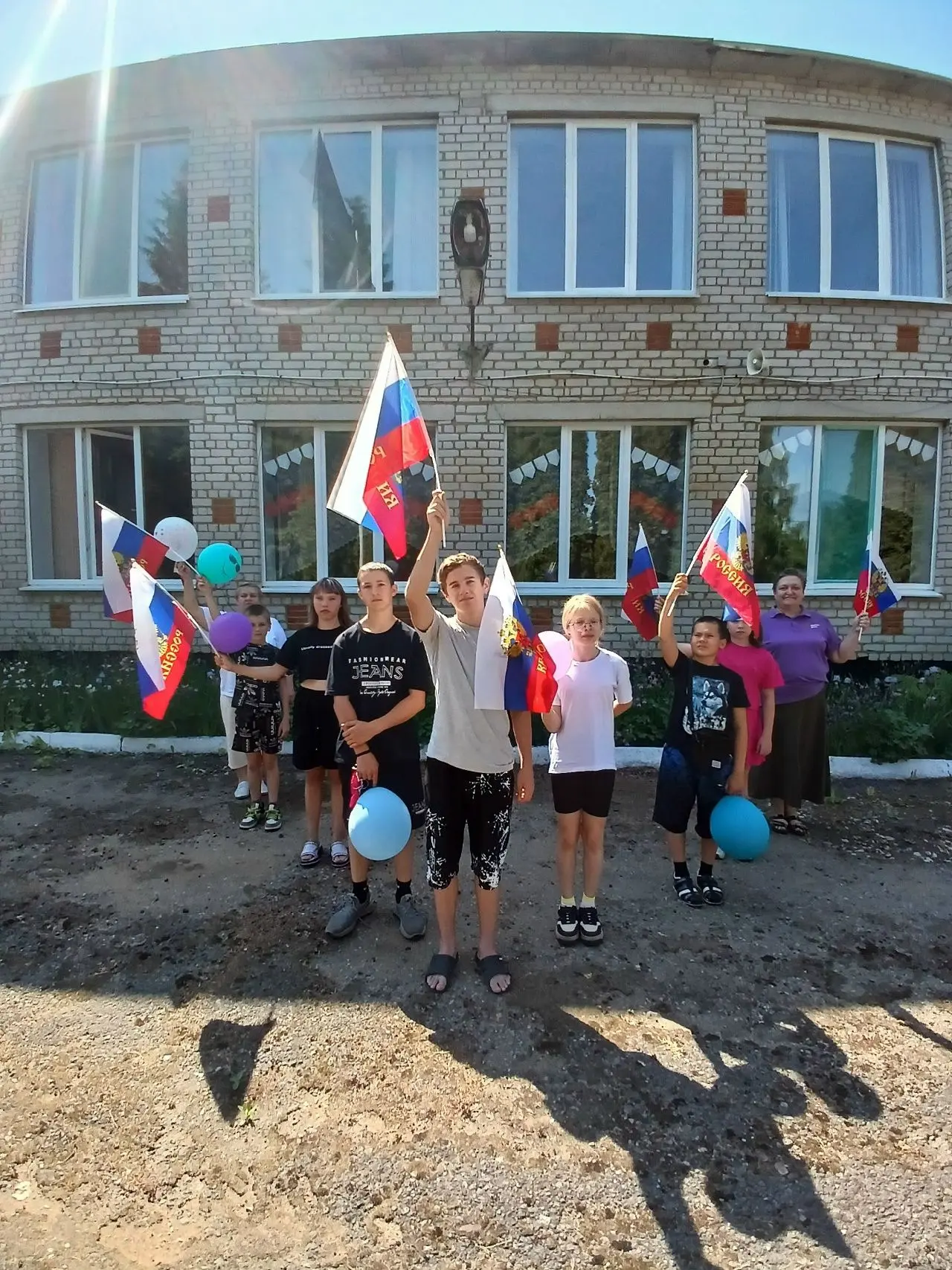 Торжественный сбор ко Дню России в лагере «Ручеёк»: говорим о патриотизме и любви к Родине
В лагере 