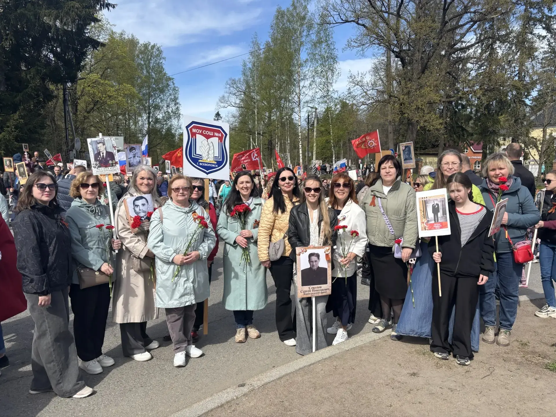 Мы помним! Наша школа в «Бессмертном полку» 🕊️  9 мая состоялось главное событие этого дня — шествие