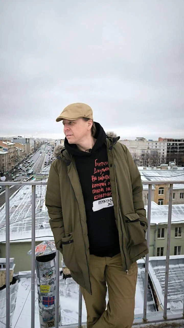 «Вы проводите экскурсии по крышам? Очень рекомендовали именно вас». — «Экскурсии по крышам незаконны