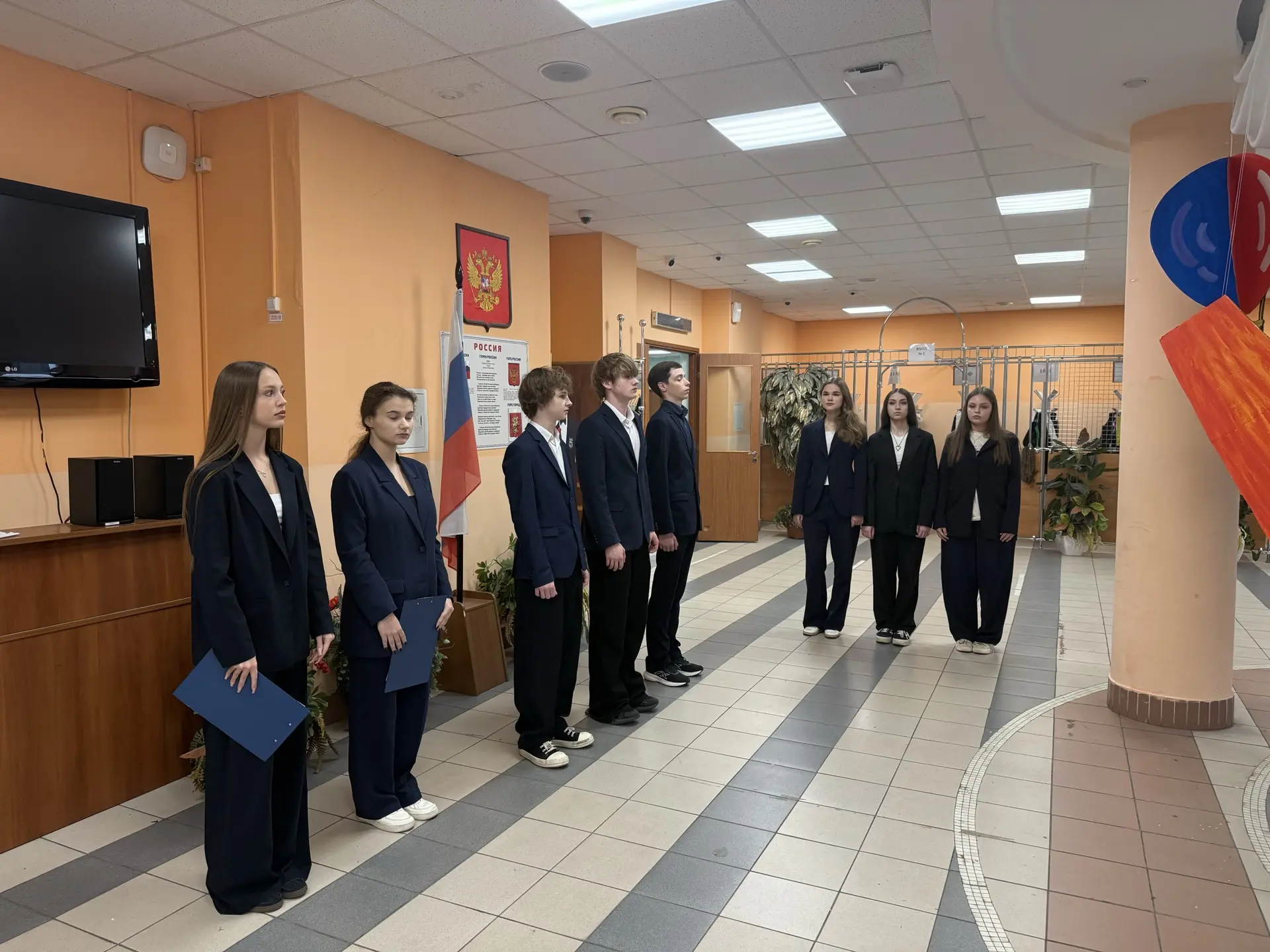 Новая учебная неделя традиционно началась с торжественной церемонии поднятия флага Российской Федера