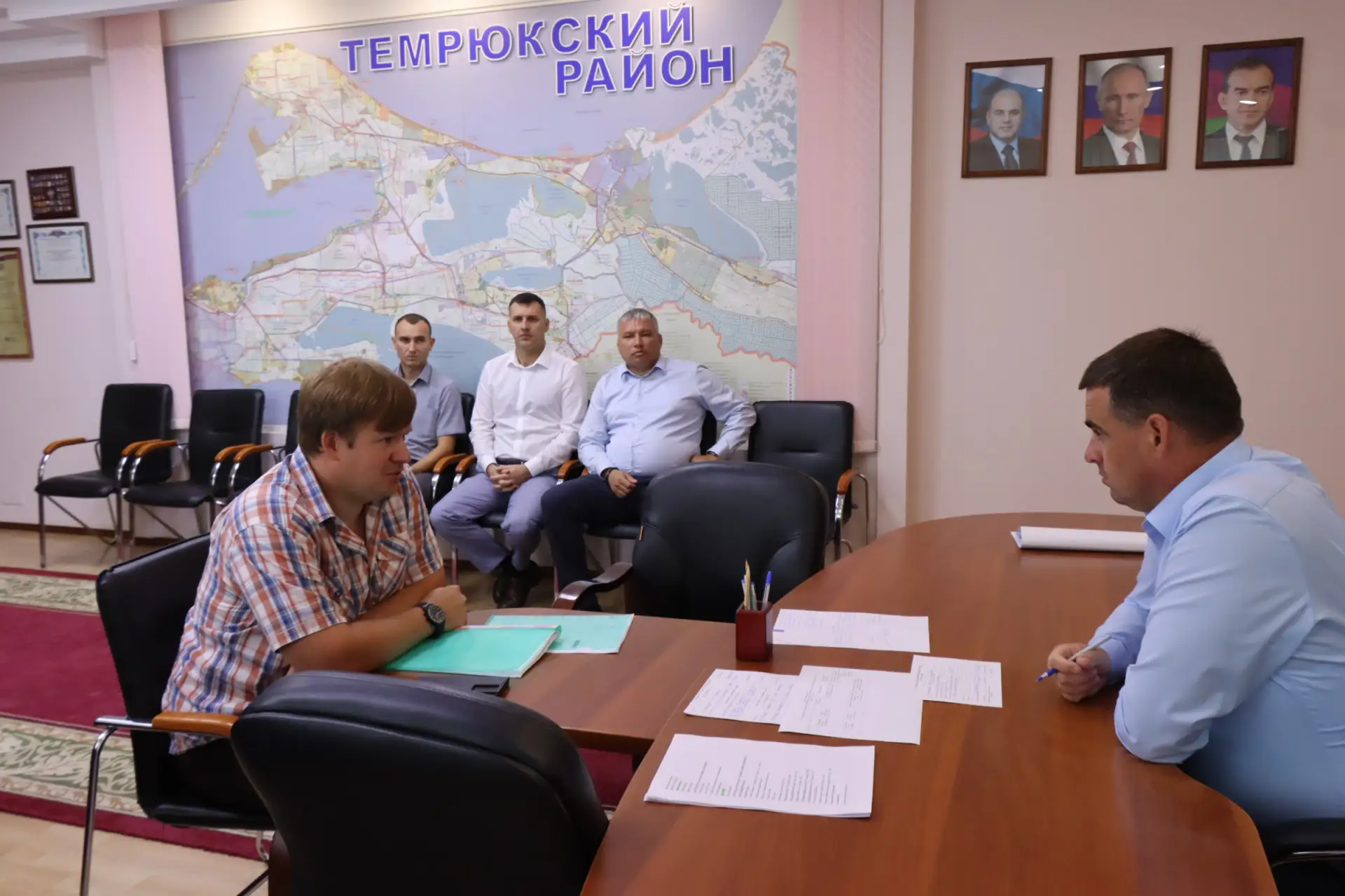 На приеме граждан рассмотрел два обращения от жителей района