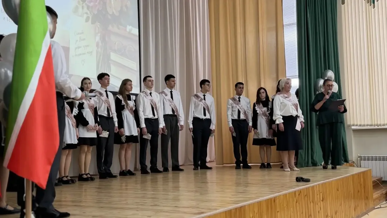 🔔 Последний звонок — прощание со школой и старт во взрослую жизнь! 🔔  Сегодня в нашей школе особенны