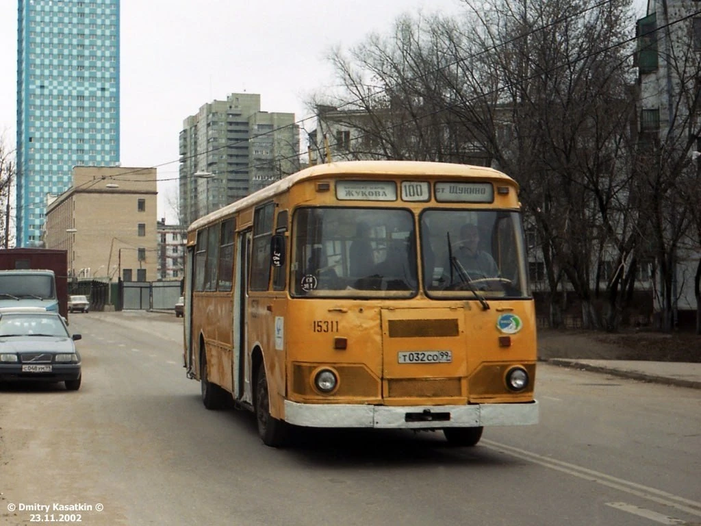 Старичок ЛиАЗ на Авиационной улице в 2002 году. Фотография сделана 24 года назад.