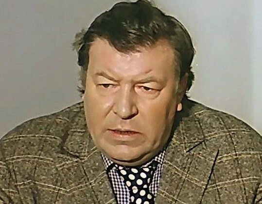 На экране простак, в жизни имел научную степень, знал 7 языков и являлся самым высокооп...
