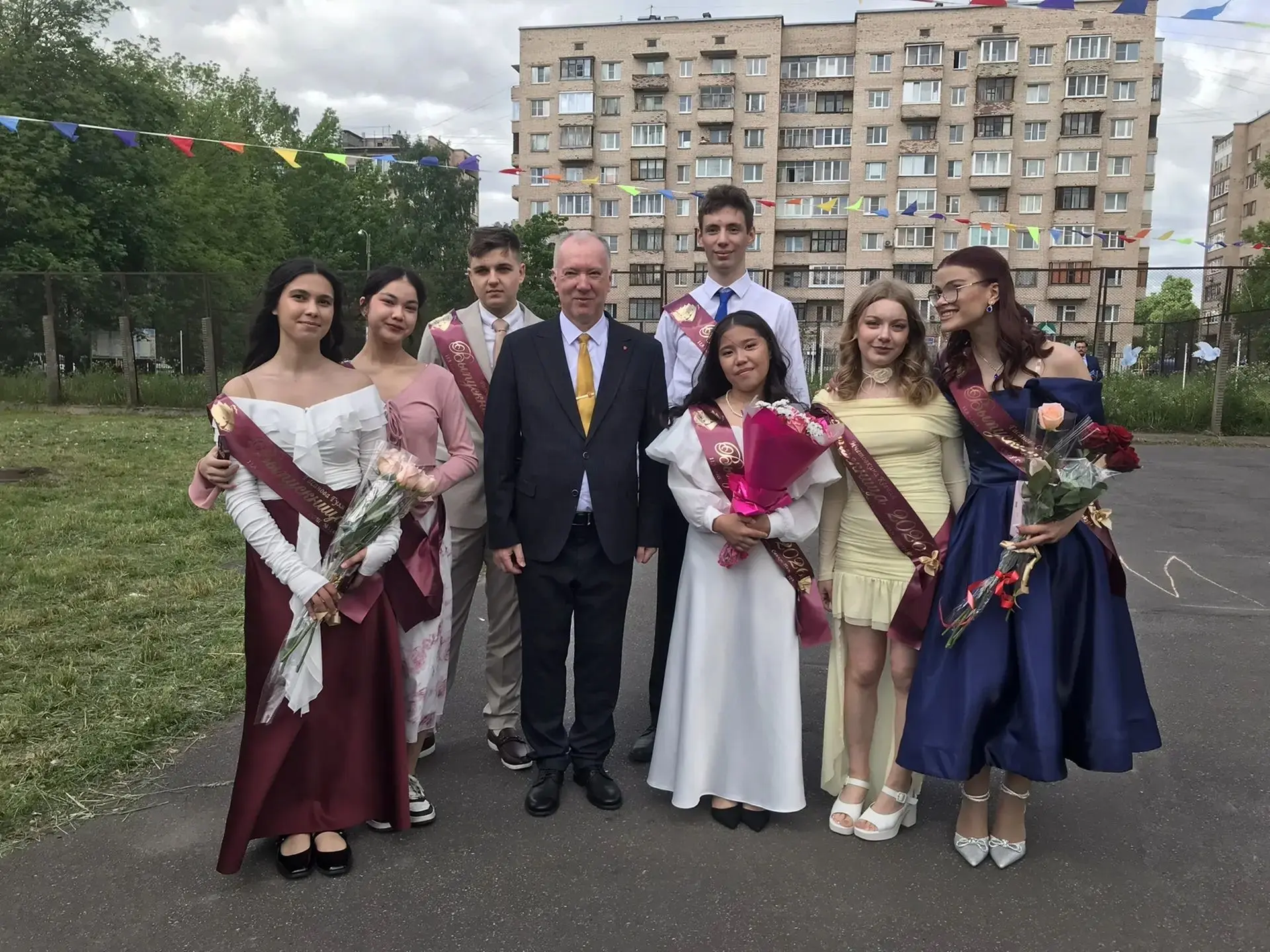 Вчера, 26 мая, в нашей школе прошёл трогательный и душевный праздник- последний звонок ...