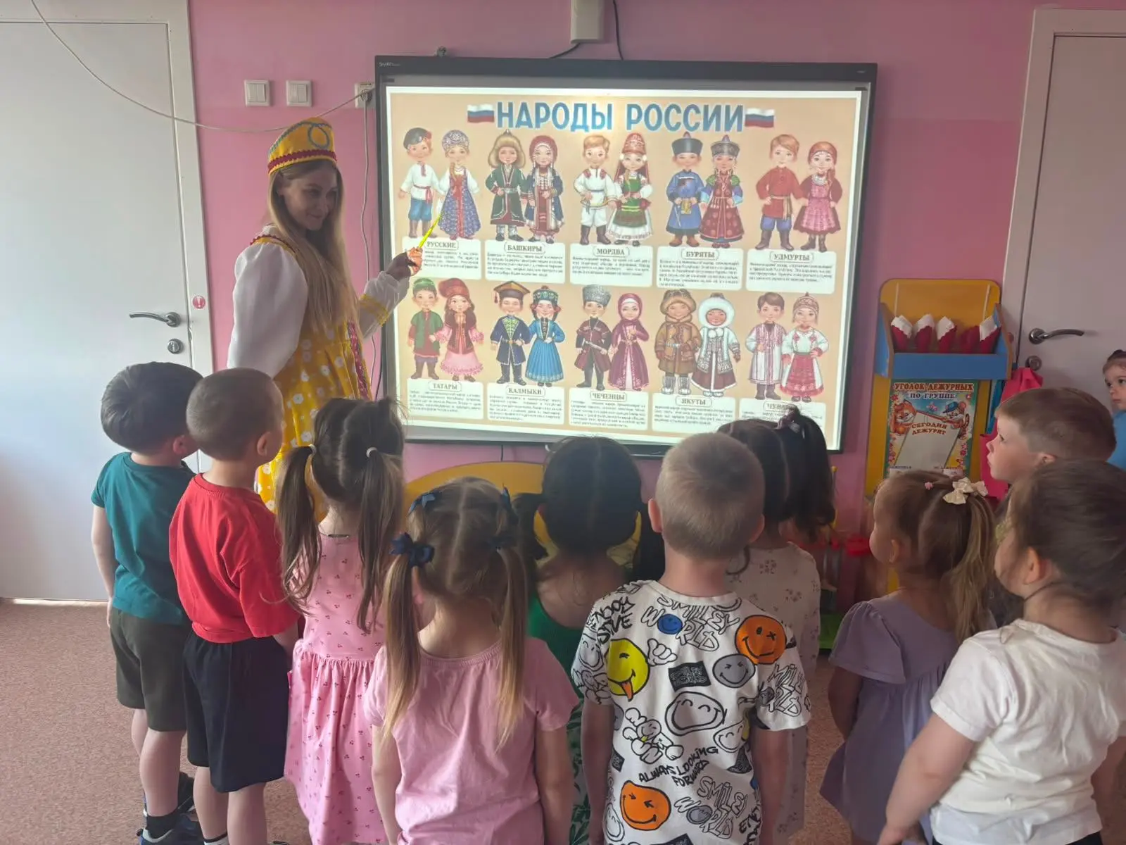 В честь Года народного единства во второй младшей группе  «Знайки» прошло тематическое занятие .    