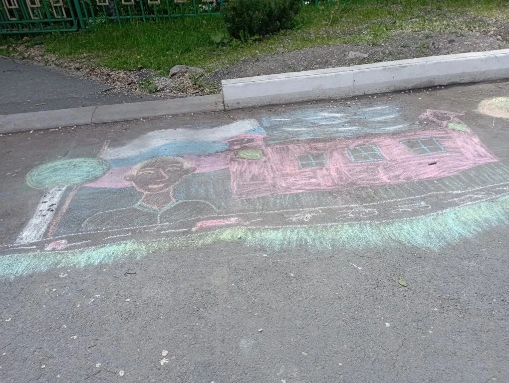 Наш день сегодня был посвящён Дню России. Ребята рисовали на асфальте символы Росии и предметы русск