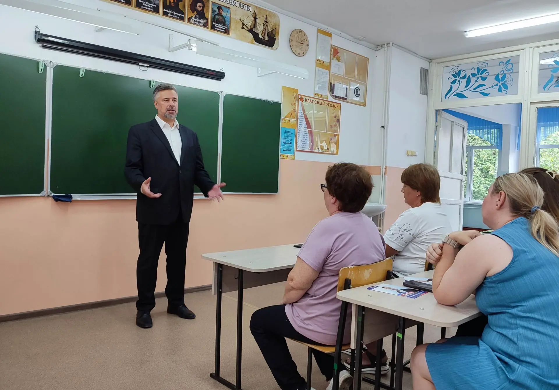 Сегодня в нашей школе состоялась встреча с депутатами

Нашу школу с официальным визитом посетили деп