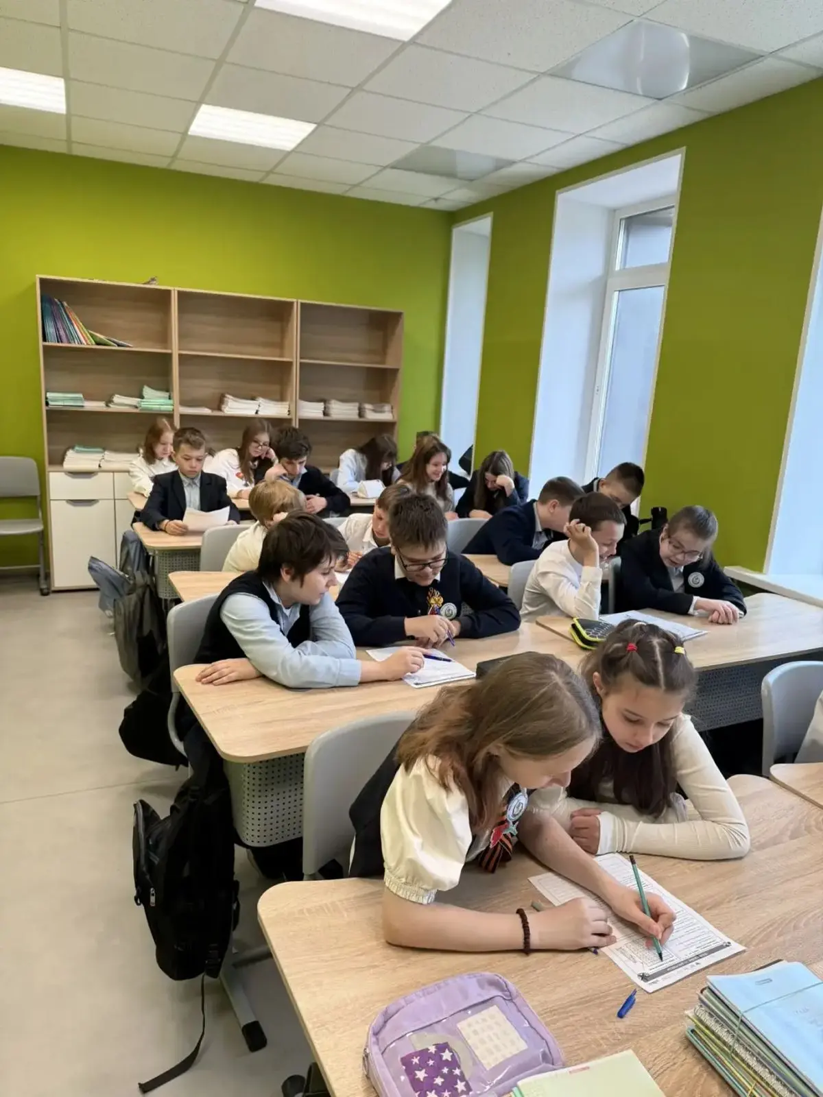 БОЛЬШЕВЯЗЕМСКАЯ ШКОЛА  🇷🇺 Утро 4 мая 2026 года в нашей школе традиционно началось с торжественной ли