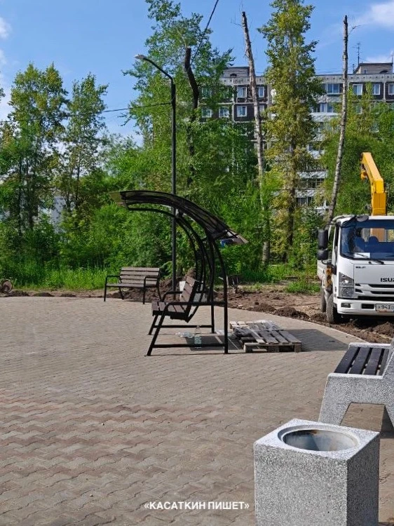 В парке Судостроитель уже выставляют мебель на новой отремонтированной площадке.

подписаться | напи