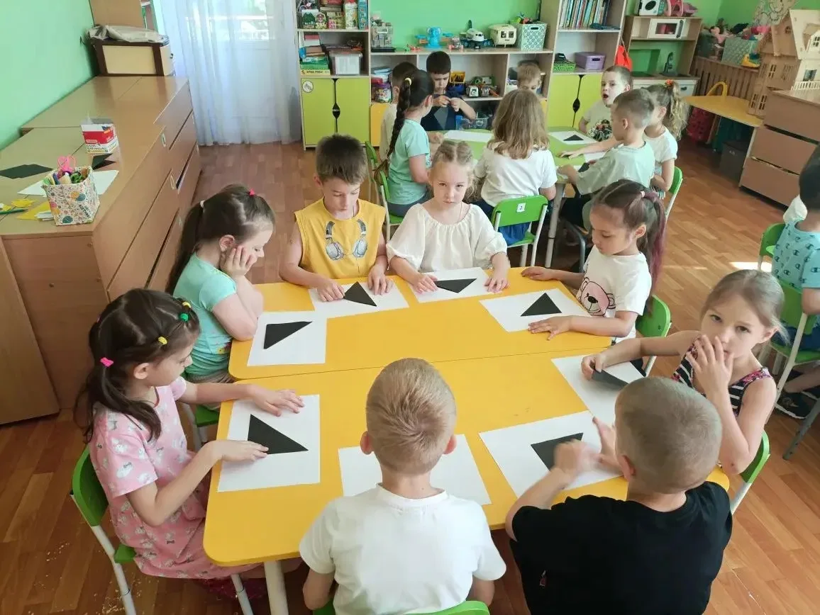 Сегодня ребята групп компенсирующей направленности "Звёздочки" и "Солнышко" сделали аппликацию "Воро