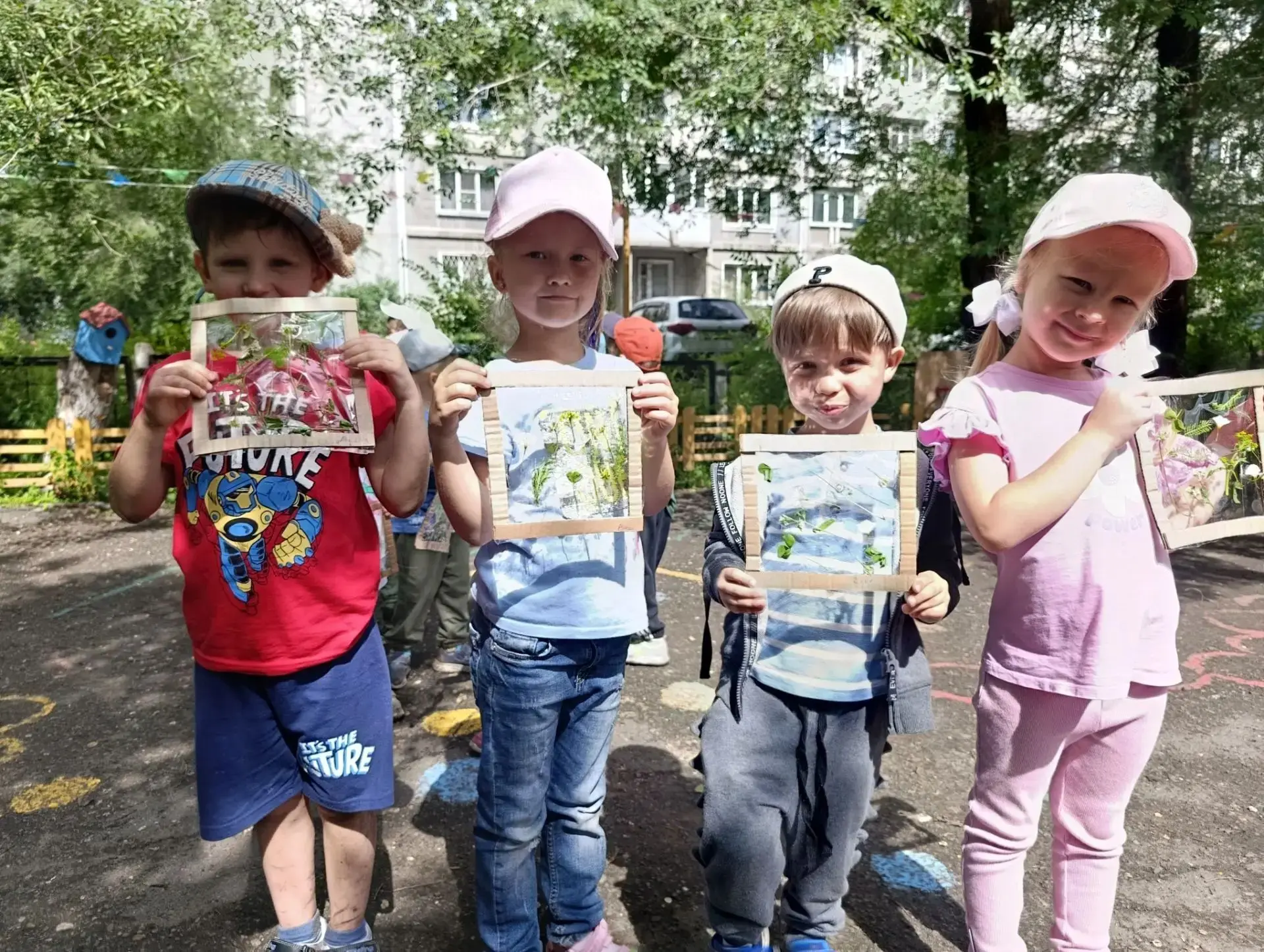 Наши прогулки вышли на новый творческий уровень. ☀️

Группы «Улыбка» и «Цыплята» провели время за со