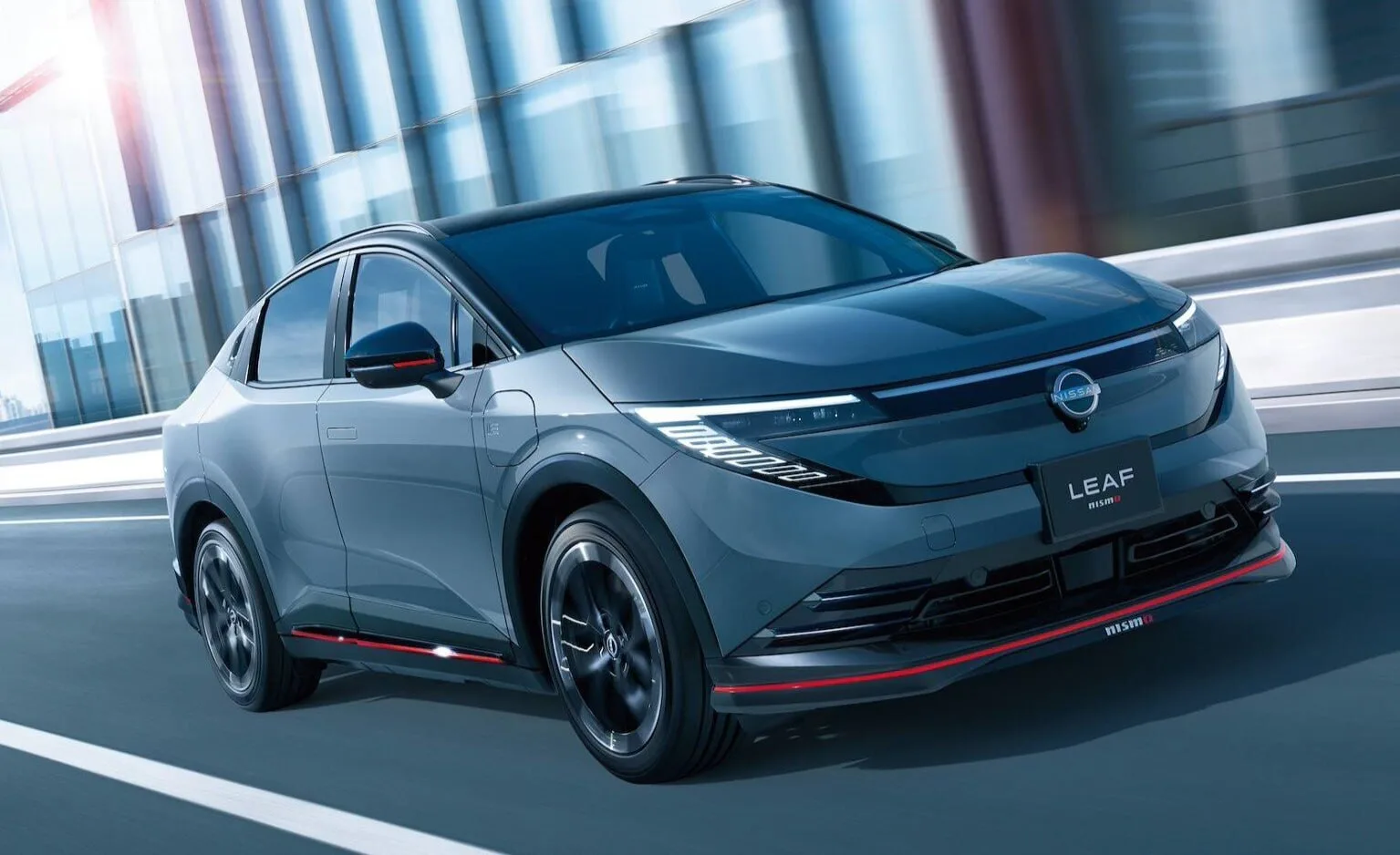 Nissan представил спортивную версию электромобиля Leaf с приставкой Nismo. В Японии Leaf Nismo стоит