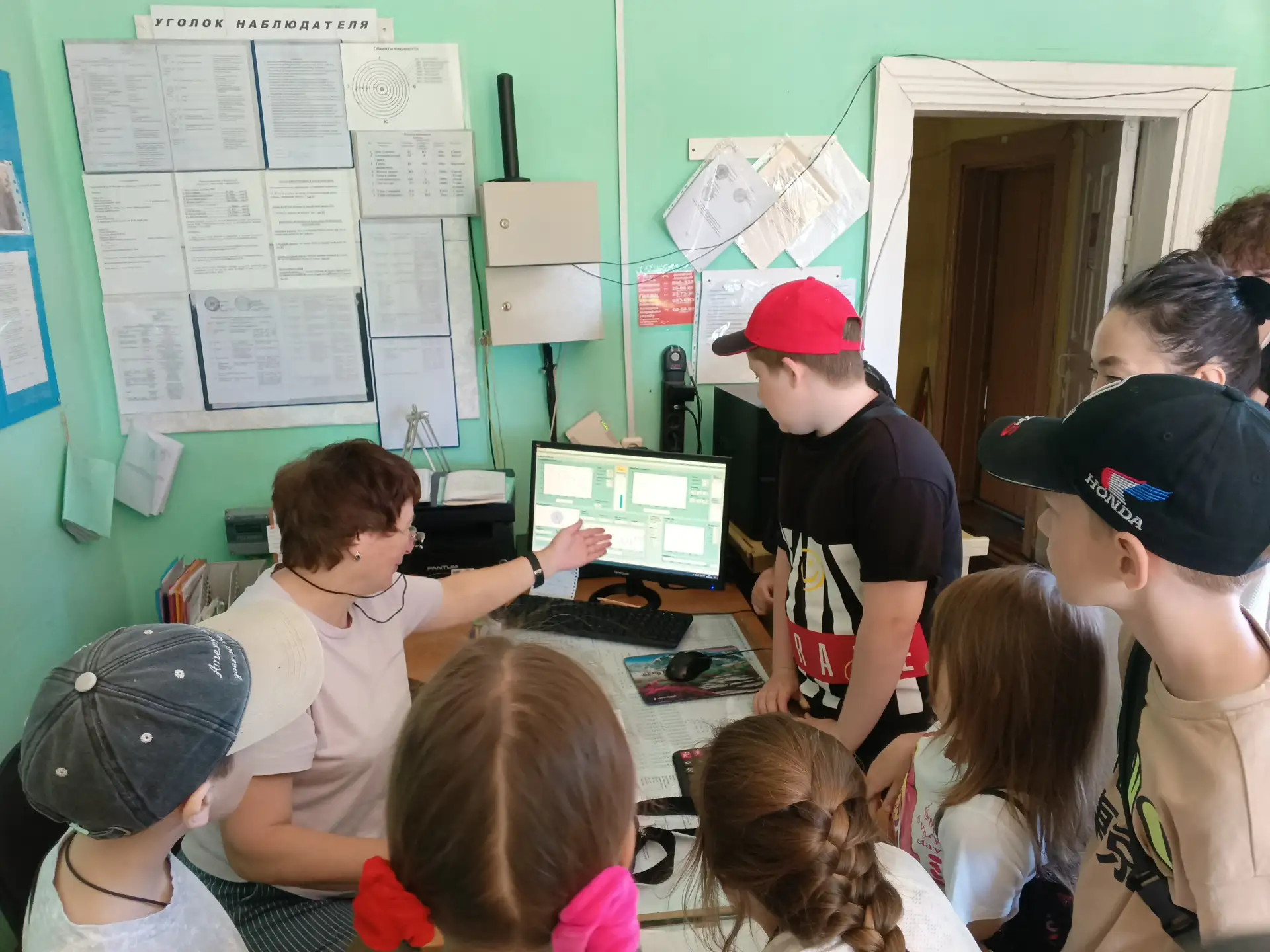Экскурсию на метеостанцию с. Хомутово провели для ребят из лагеря дневного пребывания⛅

Июнь – время