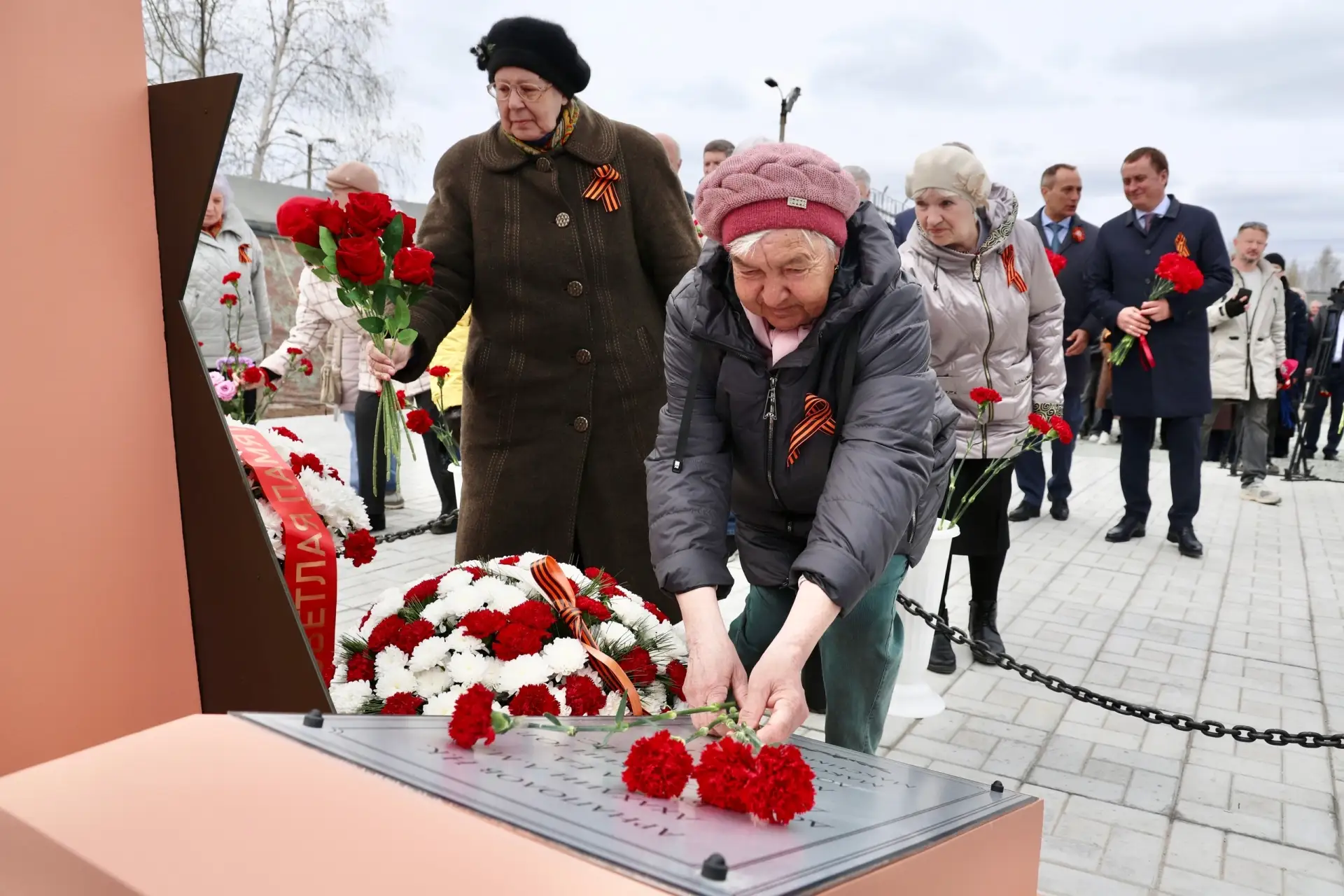 В Сургуте открыли первый обелиск в память о воинах-железнодорожниках.    Памятный объект появился на