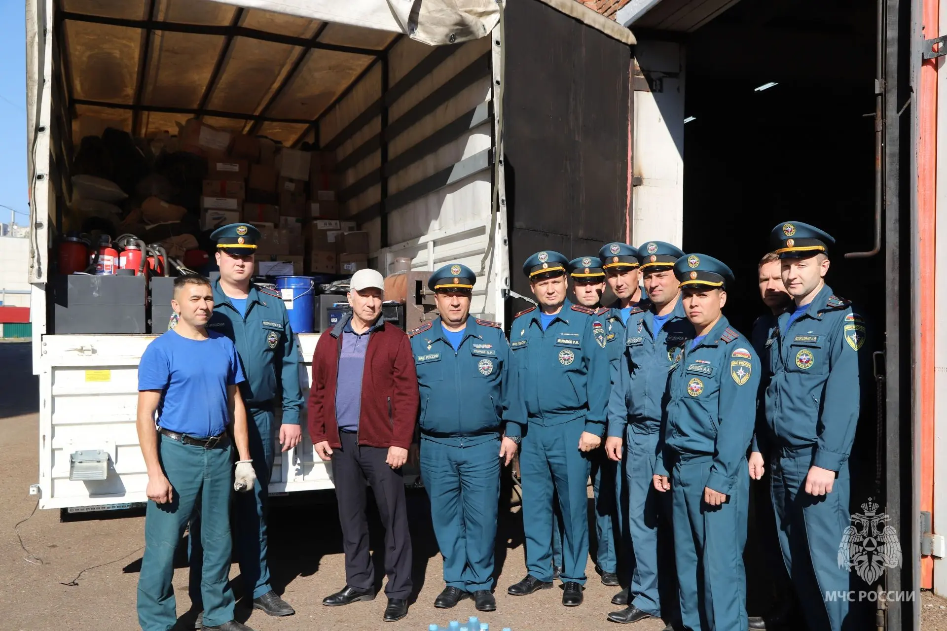 ✅ Башкирские спасатели направили новую партию адресной гуманитарной помощи в зону СВО