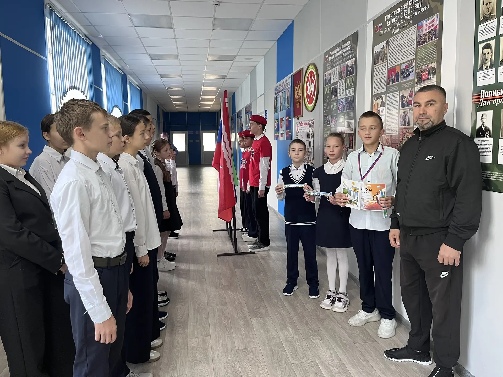 Новая учебная неделя в школе началась с торжественной линейки с выносом знамен и исполн...
