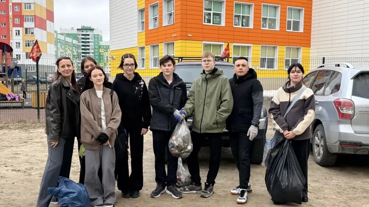 Солнечно на улице, весна-таки вступила в свои полноценные права! На территории Зелёной какая-то сума