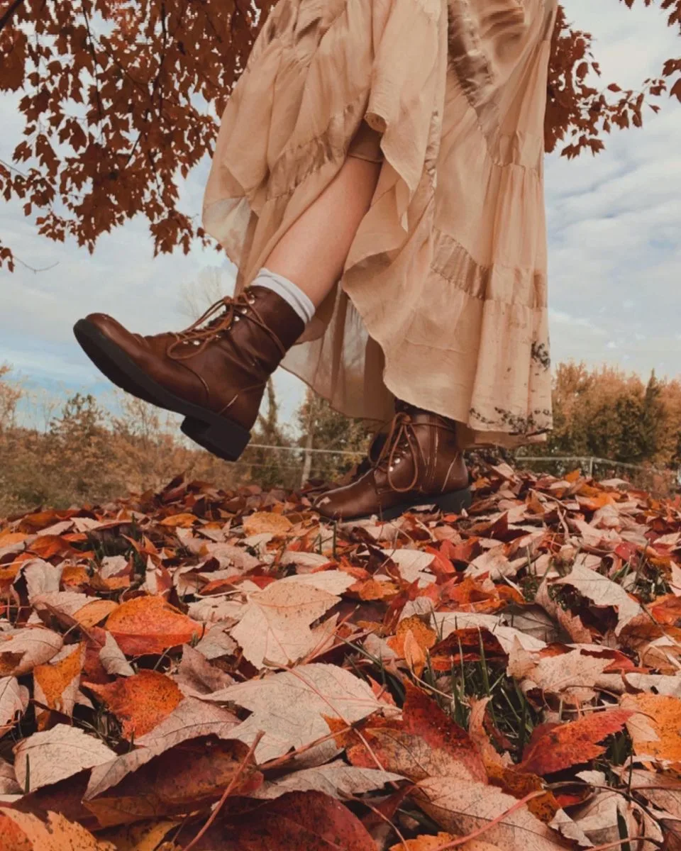 #легкоисполнить🌿 Погулять по листьям с тем, кто тебе дорог.