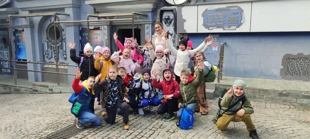 🚌 Учащиеся 1-Д и 1-Е классов в рамках весенней пришкольной площадки совершили увлекательное путешест