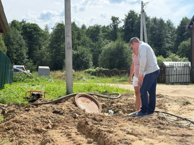 По программе «Вам решать!» проводятся работы по замене водопровода в посёлке Калиниха.