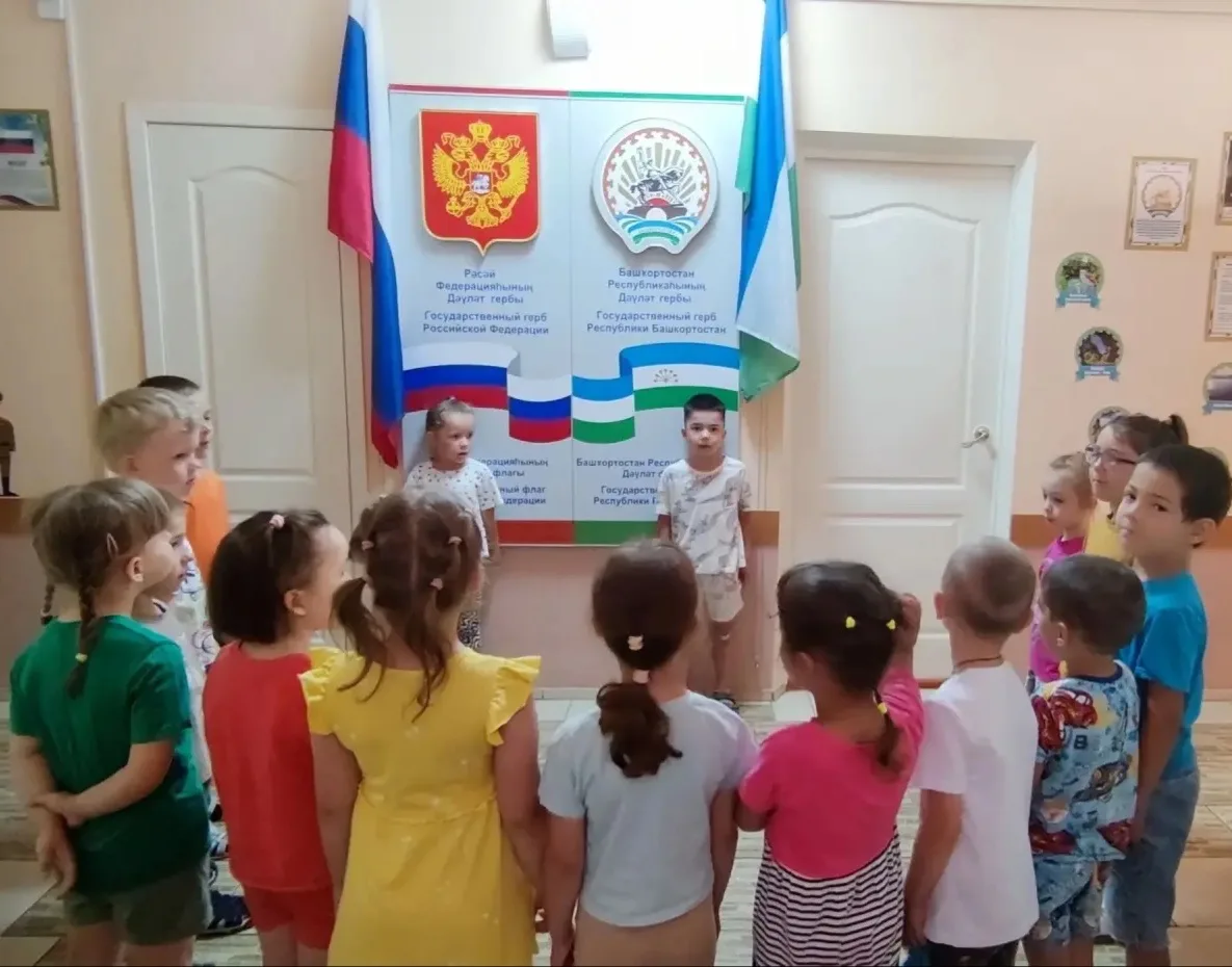 Рабочая неделя в детском саду началась с торжественного исполнения гимнов и подъёма флагов РФ и РБ.
