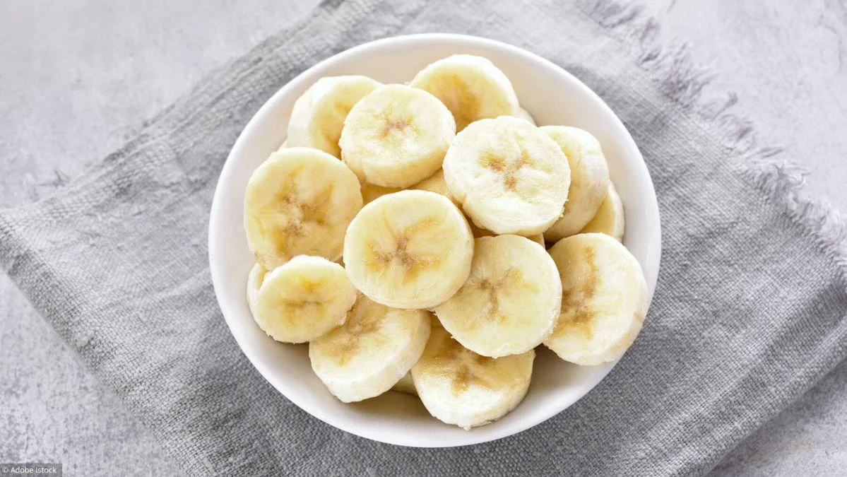 Домашнее средство при першении в горле и кашле 🍌 

✔️ Как приготовить:

Очистите банан и разомните 